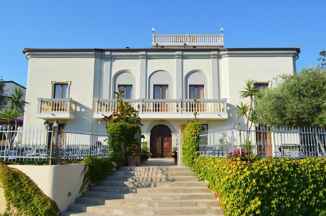 Hotel Villa Cerelis Diamante Bagian luar foto